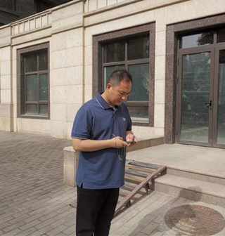 四川风水国学老师严峻 给陈总相看商铺风水